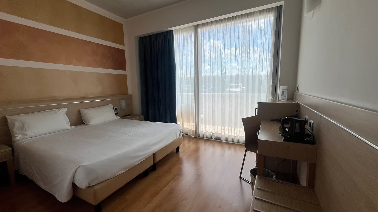 Hotel Rivus - Oddih le nekaj korakov od Gardskega jezera, Peschiera del Garda, Italija - 225 EUR - 2x nočitev v Classic dvoposteljni sobi za 2 osebi, Zajtrk