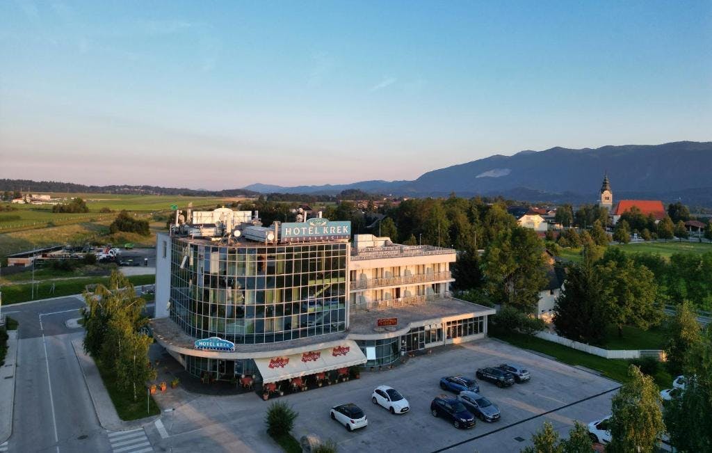 Hotel Krek - Obiteljski odmor, Lesce, Slovenija - 149 EUR - 2x noćenje u dvokrevetnoj sobi s balkonom za 2 osobe (2 djece do 11,99 godina besplatno), Doručak