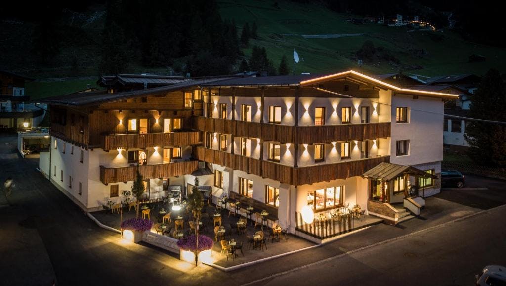 First mountain hotel Ötztal - Odmor udvoje, Längenfeld, Austrija - 359 EUR - 2x noćenje u dvokrevetnoj sobi s balkonom za 2 osobe, All inclusive
