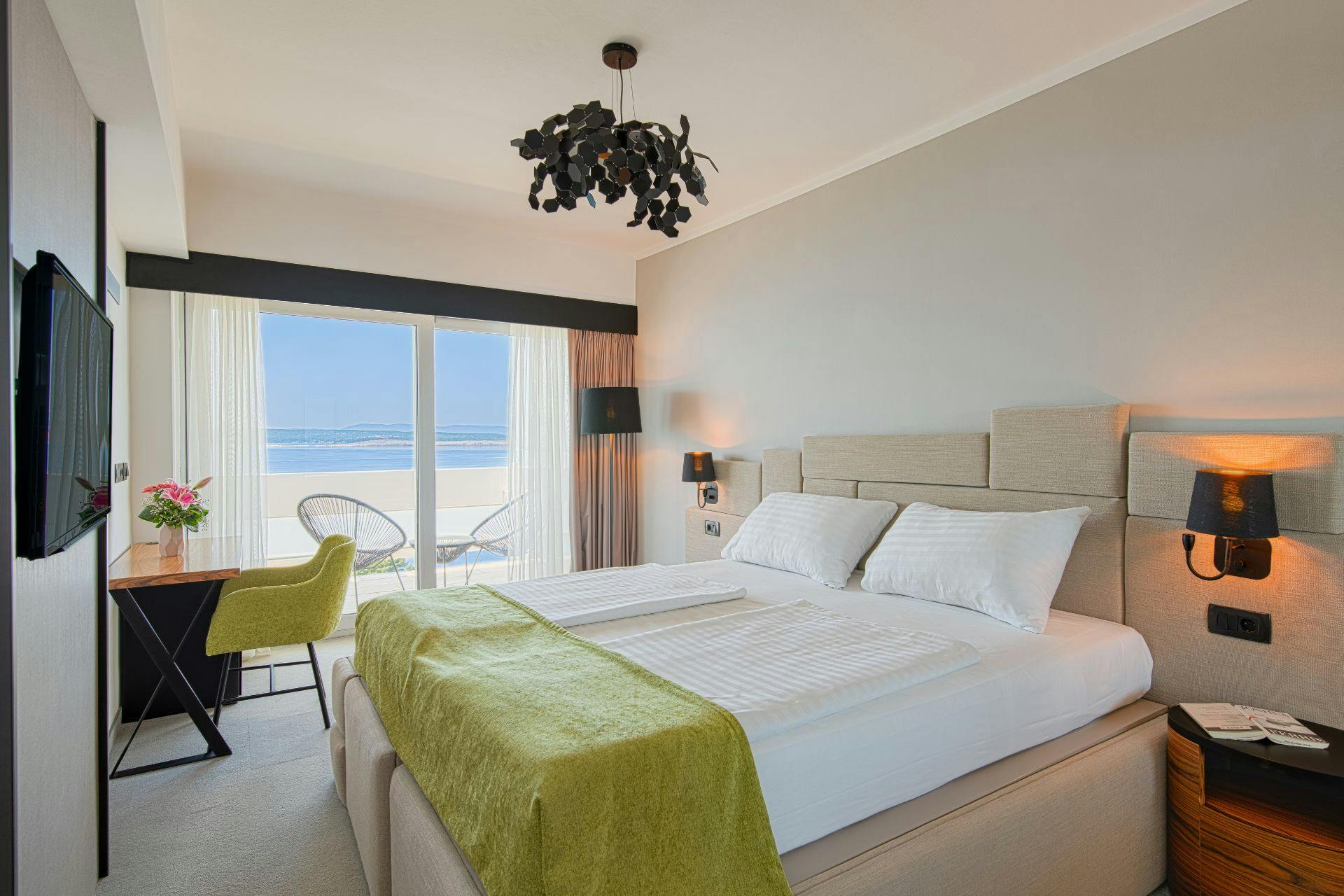 Hotel Omorika - Poletje ob morju v Crikvenici za pare, Crikvenica, Hrvaška - 819 EUR - 3x nočitev v dvoposteljni Premium sobi z balkonom in pogledom na morje za 2 osebi, Polpenzion