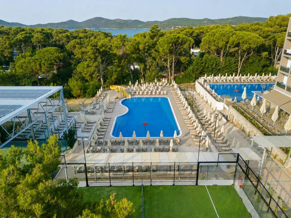 Family Hotel Adria - Obiteljski all inclusive odmor u Dalmaciji - Platite manje, uživajte više, Biograd na Moru, Hrvatska - 309 EUR - 2x noćenje u Comfort obiteljskoj sobi s balkonom za 2 osobe (1 dijete do 11,99 godina i dijete do 4,99 godina besplatno), All inclusive