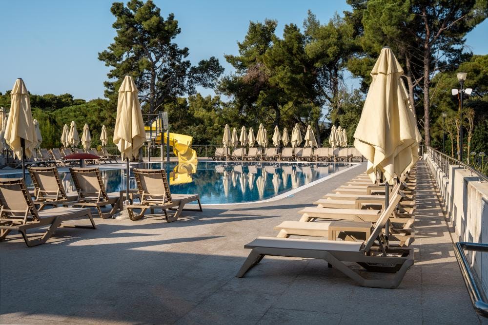 Family Hotel Adria - Obiteljski all inclusive odmor u Dalmaciji - Posebna akcijska cijena, Biograd na Moru, Hrvatska - 446 EUR - 3x noćenje u dvokrevetnoj Comfort sobi s balkonom i pomoćnim ležajem za 2 osobe (1 dijete do 11,99 godina i dijete do 2,99 godina besplatno), All inclusive