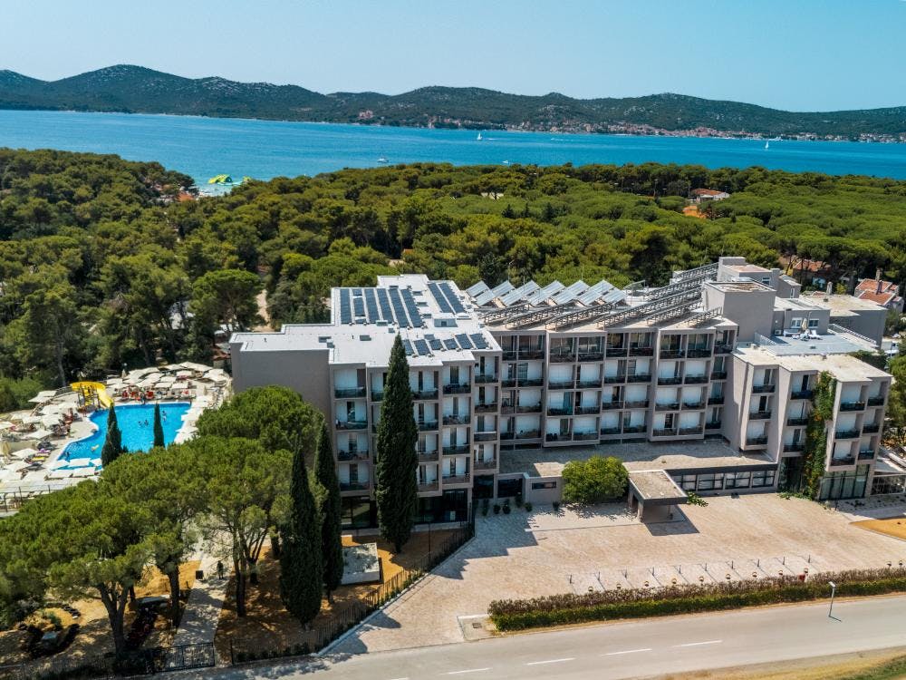 Family Hotel Adria - Obiteljski all inclusive odmor u Dalmaciji - Posebna akcijska cijena, Biograd na Moru, Hrvatska - 232 EUR - 2x noćenje u dvokrevetnoj Comfort sobi s balkonom i pomoćnim ležajem za 2 osobe (1 dijete do 11,99 godina i dijete do 2,99 godina besplatno), All inclusive