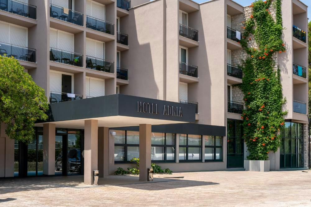 Family Hotel Adria - Obiteljski all inclusive odmor u Dalmaciji - Platite manje, uživajte više, Biograd na Moru, Hrvatska - 139 EUR - 1x noćenje u Comfort obiteljskoj sobi s balkonom za 2 osobe (1 dijete do 11,99 godina i dijete do 4,99 godina besplatno), All inclusive