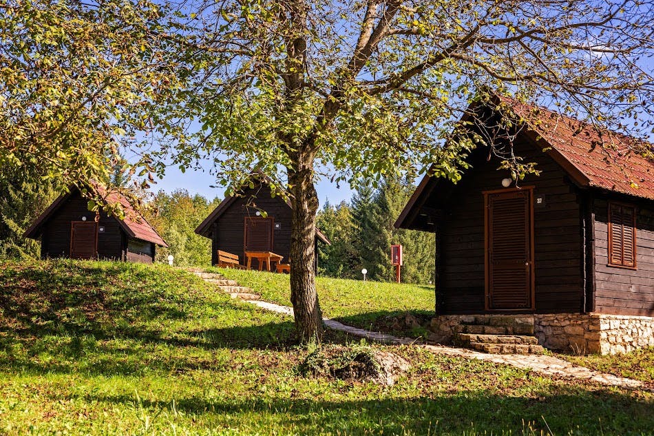 Kamp Korana - Poletni oddih v Plitvicah z vključenimi vstopnicami, Rakovica, Hrvaška - 285 EUR - 2x nočitev v dvoposteljnem bungalovu za 2 osebi, Polpenzion