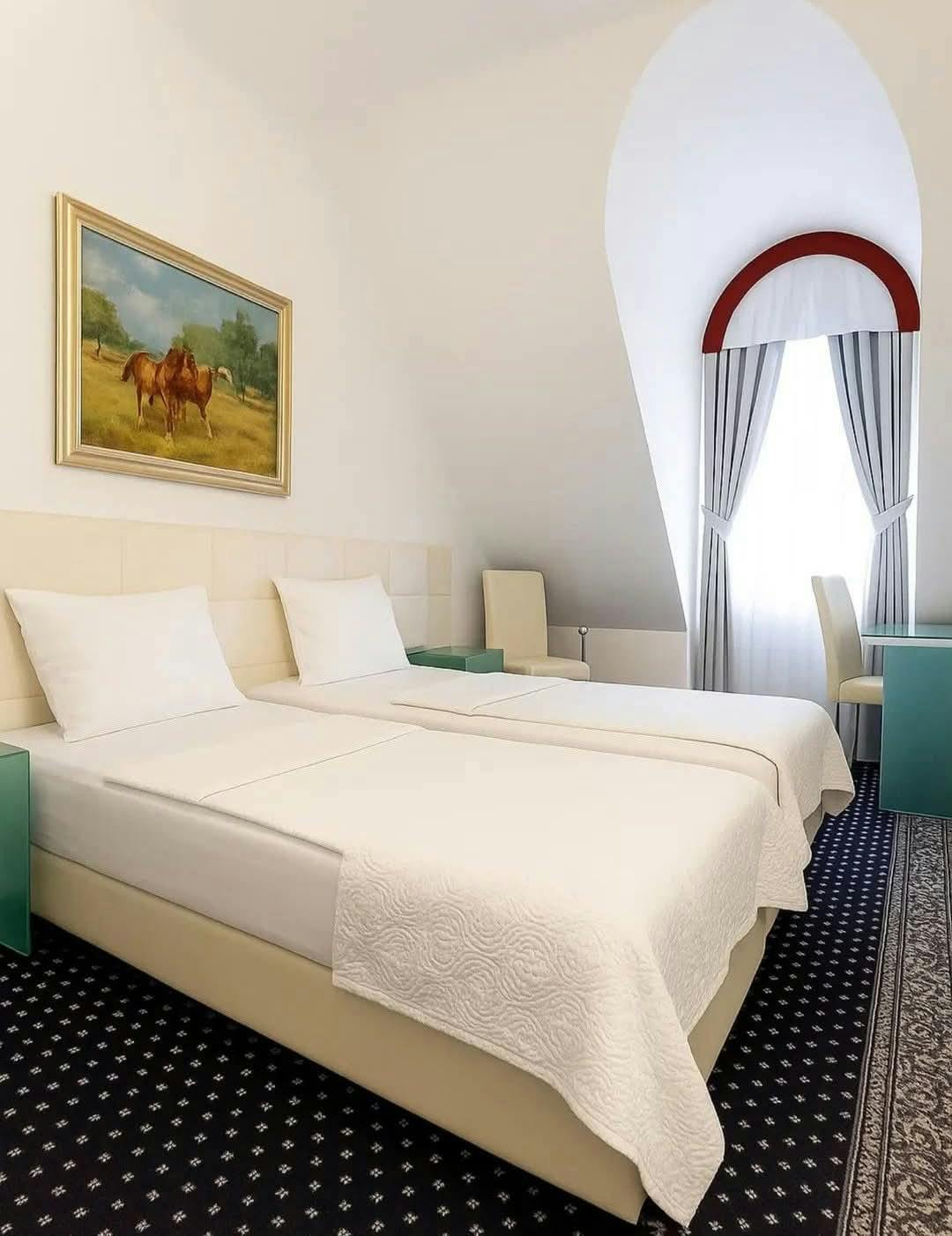 Hotel Phoenix - City break v Zagrebu med vikendom, Zagreb, Hrvaška - 99 EUR - 1x nočitev v Elegance dvoposteljni sobi za 2 osebi, Zajtrk