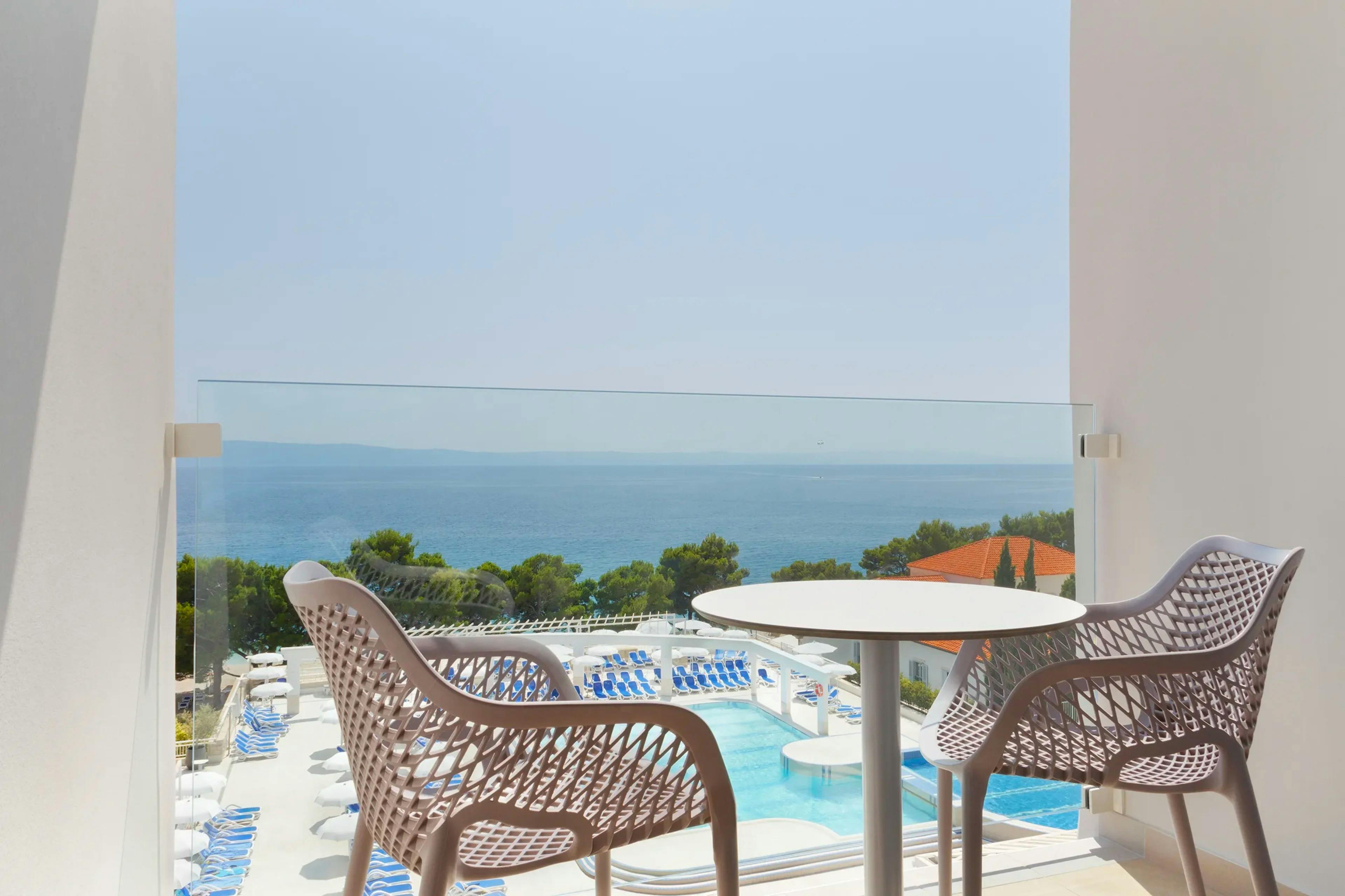 Bluesun Hotel Alga - Last minute družinsko poletje s polnim penzionom, Tučepi, Hrvaška - 690 EUR - 3x nočitev v dvoposteljni Superior sobi z balkonom za 2 osebi (2 otroka do 13,99 let in 1 otrok do 2,99 let brezplačno), Polni penzion