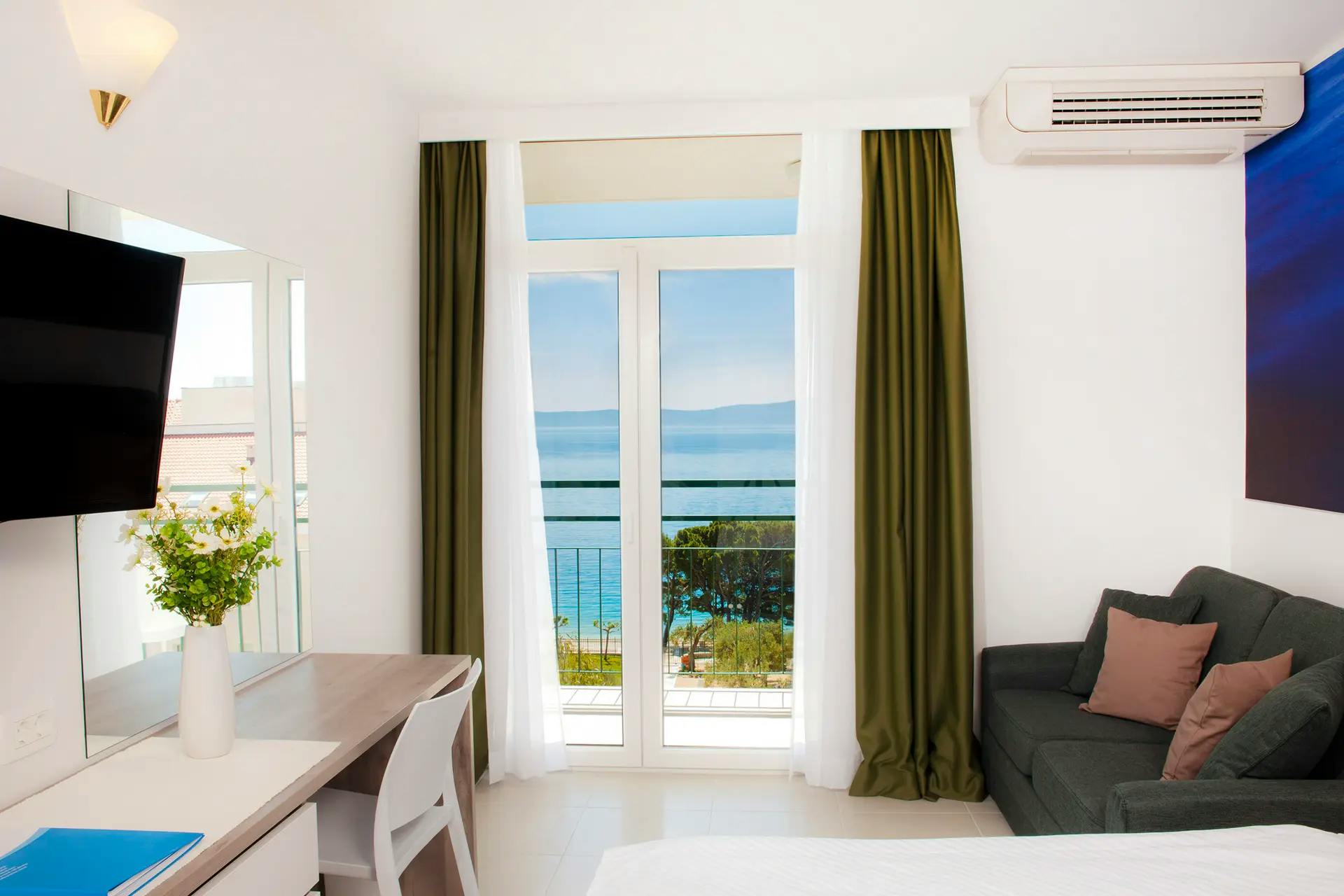 Bluesun hotel Neptun - Last minute all inclusive poletje na makarski rivijeri, Tučepi, Hrvaška - 660 EUR - 2x nočitev v Standard dvoposteljni sobi z balkonom morska stran za 2 osebi (1 otrok do 13,99 let brezplačno), All inclusive