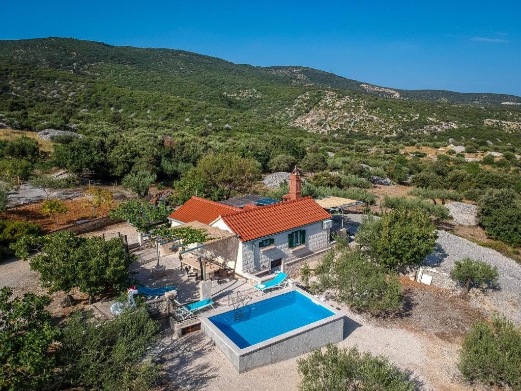 Holiday Home Dubrova - Last minute pobeg na Brač z okusi Dalmacije, Pražnice, Hrvaška - 595 EUR - 5x nočitev v tradicionalni kamniti hiši Holiday Home Dubrova za do 5 oseb, Ekskluziven darilni paket domačih izdelkov (ekstra deviško oljčno olje iz lastnega oljčnika, sveže nabrana sezonska zelenjava z vrta)