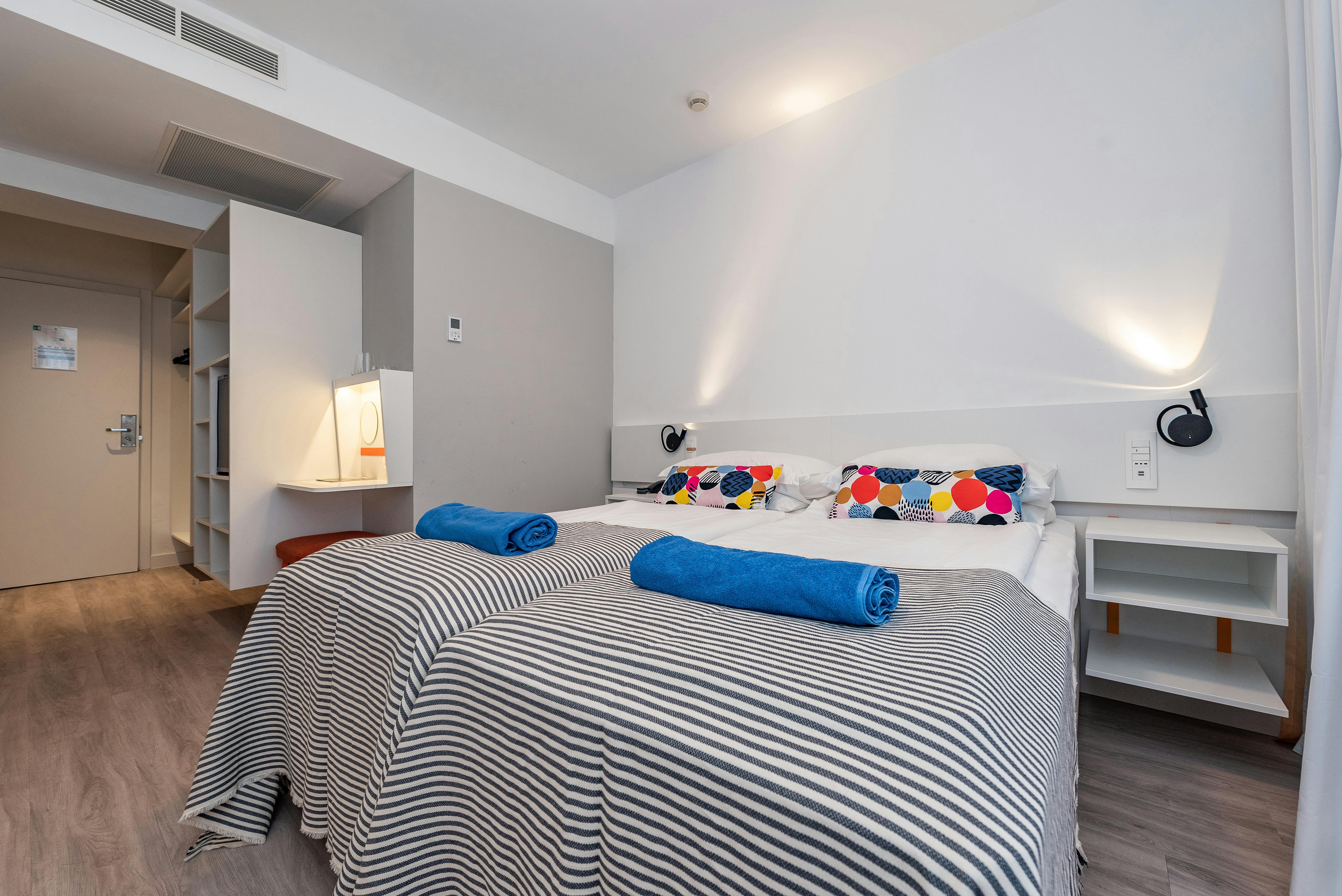 Bluesun Holiday Village Alan - Družinsko septembrsko poletje s polnim penzionom v severni Dalmaciji, Starigrad Paklenica, Hrvaška - 544 EUR - 2x nočitev v družinski sobi za 2 osebi (2 otroka do 13,99 let in 1 otrok do 2,99 let brezplačno), Polni penzion