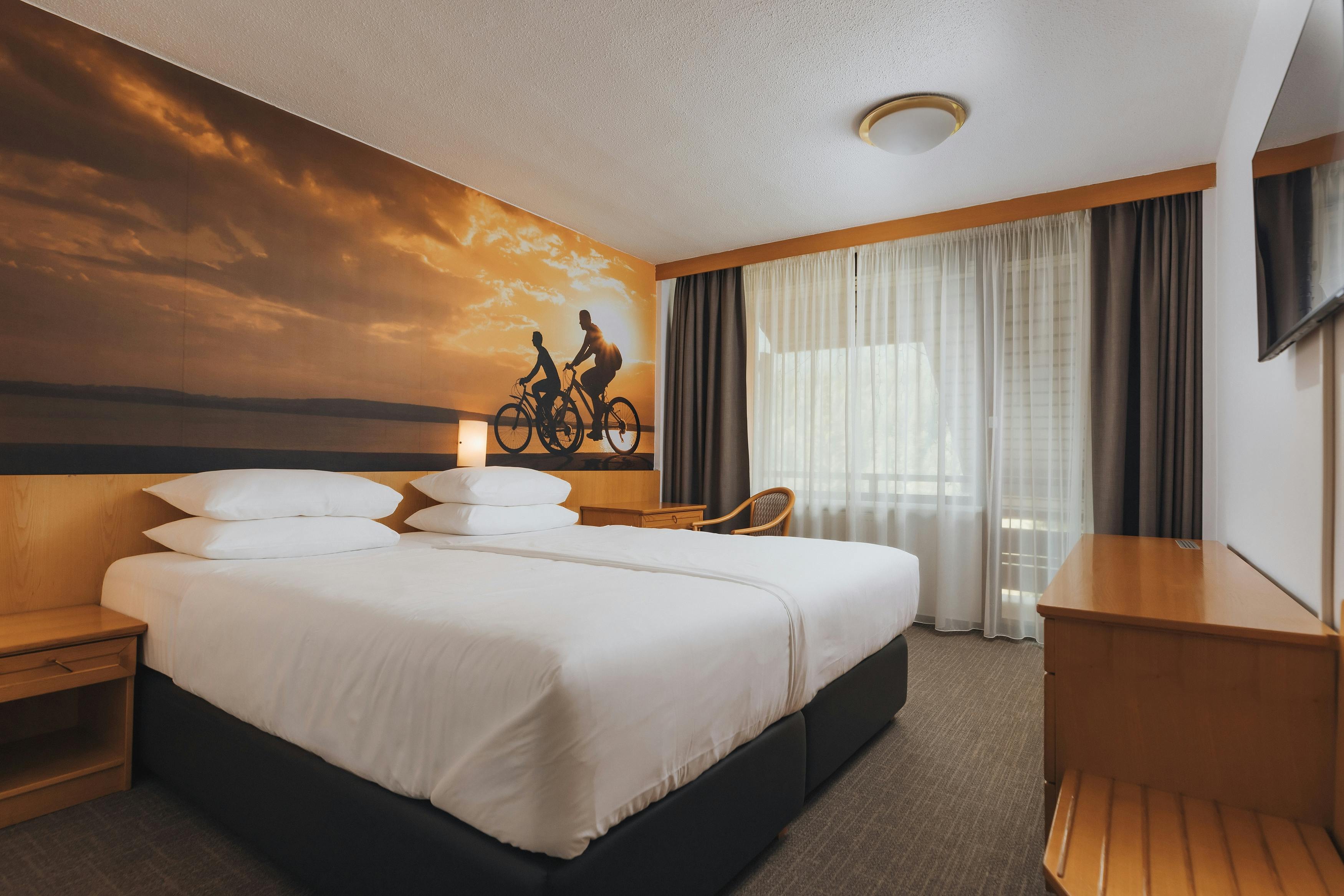 Hit Alpinea Resort - Hotel Kompas - Zimski paket s smučanjem in kopanjem v pravljični Kranjski Gori, Kranjska Gora, Slovenija - 858 EUR - 3x nočitev v dvoposteljni Standard sobi za 2 osebi, Polpenzion