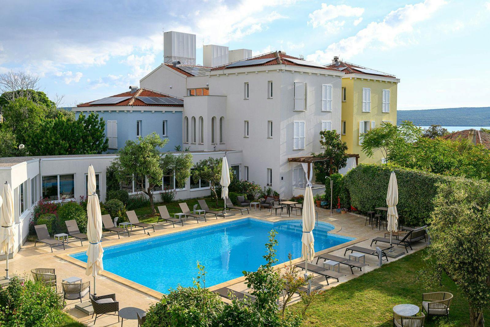 Hotel Manora - Odmor na Malom Lošinju , Nerezine, Hrvatska - 269 EUR - 3x noćenje u dvokrevetnoj Standard sobi za 2 osobe (1 dijete do 11,99 godina i 1 dijete do 2,99 godina besplatno), Buffet doručak