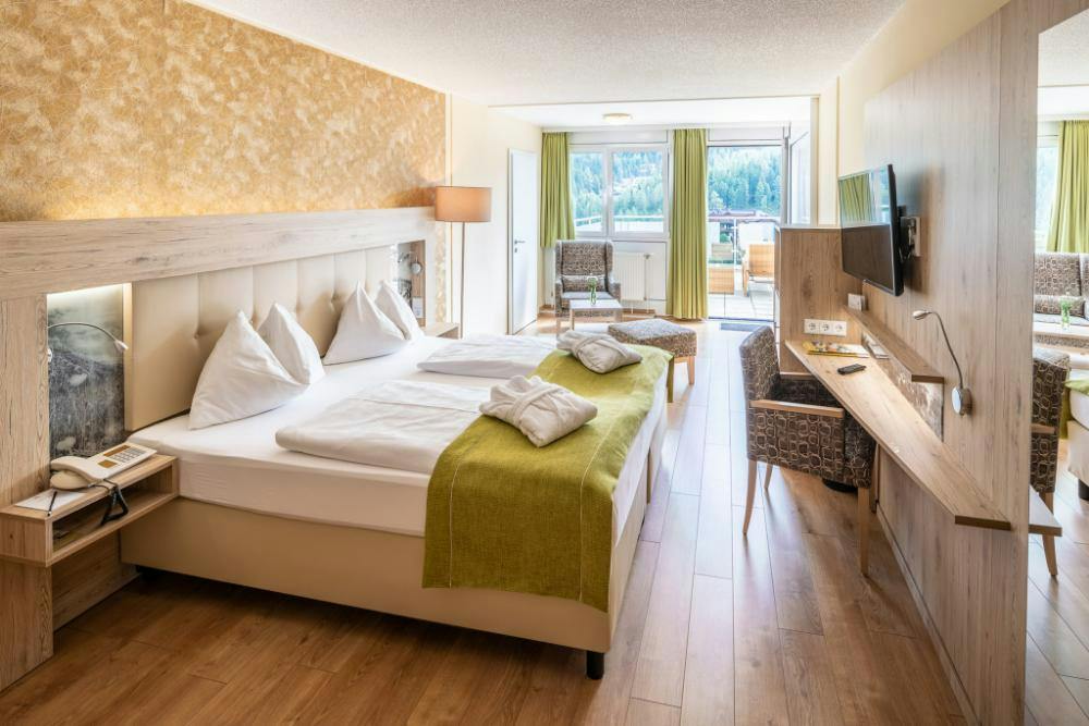 Panorama Hotel Turracherhöhe by Alpin Resort & SPA, Turracher Höhe, Avstrija - 409 EUR - 2x nočitev v dvoposteljni sobi z balkonom in pogledom na gore "Nockberge" za 2 osebi (1 otrok do 12. leta brezplačno), Polpenzion