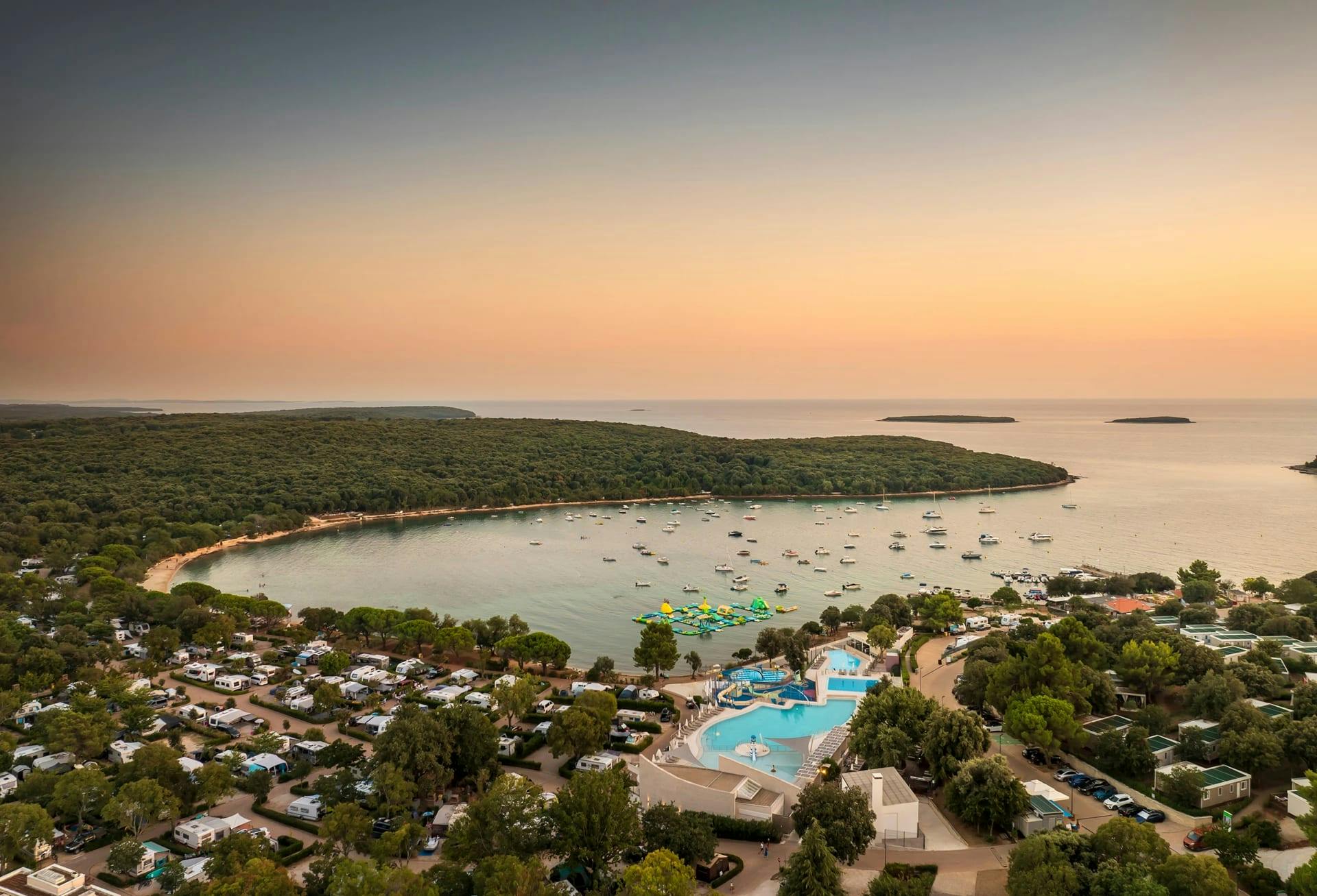 Kamp Veštar - Mobilna kućica Forest Escape - Odmor u Rovinju, Rovinj, Hrvatska - 140 EUR - 2x noćenje u mobilnoj kućici Forest Escape za do 5 osoba (4 odrasle osobe i 1 dijete do 17,99 godina), Korištenje vanjskih bazena i spray parka